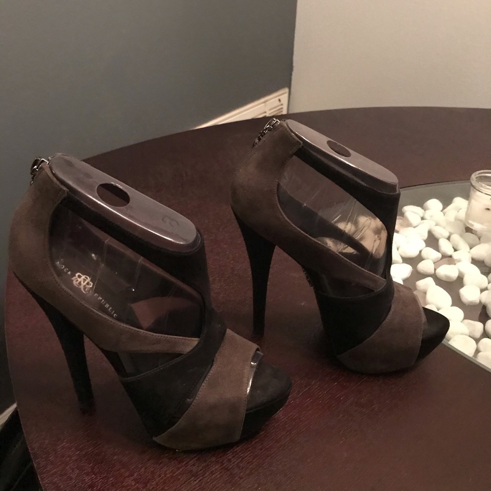 Incredible black and grey open toe heels. 5’inch